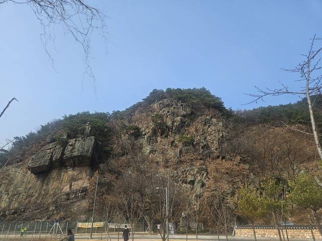 퇴계 이황이 대구 동구 팔공초등학교 인근 화암(사진) 부근에 연경서원이 건립된다는 소식을 듣고 ' 화암서원'(연경서원의 별칭) 시를 지어 보내며 기대감을 한껏 표했다. 최미화 기자