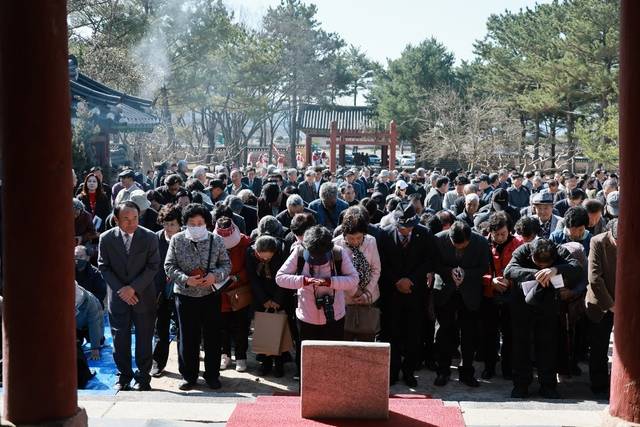 신라 시조왕 박혁거세를 향사하는 숭덕전에서 20일 후손들이 제례를 올리고 있다. 경주시 제공