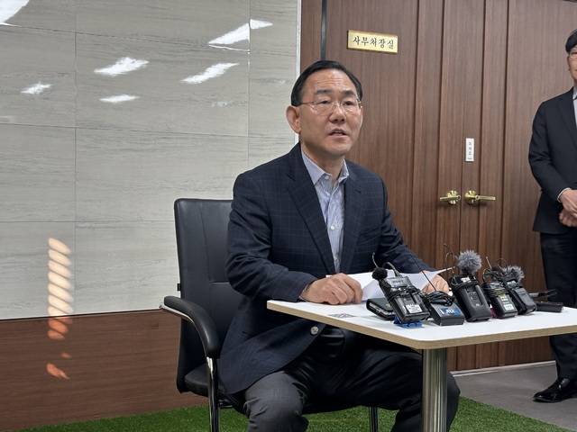 6·3 지방선거 대구시장 출마를 선언한 주호영 의원(대구 수성갑)이 지난 20일 국민의힘 대구시당에서 긴급 기자회견을 열고 발언하고 있다. 이혜림 기자