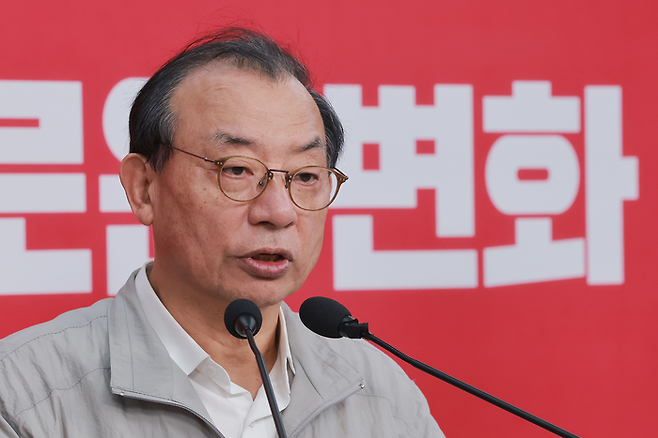 국민의힘 이정현 공천관리위원장이 22일 서울 영등포구 여의도 중앙당사에서 대구시장 후보와 관련해 브리핑하고 있다. 이 위원장은 이날 주호영·이진숙 예비후보를 컷오프했다고 밝혔다.  연합뉴스