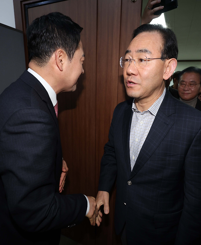 22일 오전 국민의힘 대구시당에서 열린 장동혁 대표와 지역 국회의원의 비공개 연석회의에서 주호영 의원이 장 대표와 악수를 하고 있다. 연합뉴스