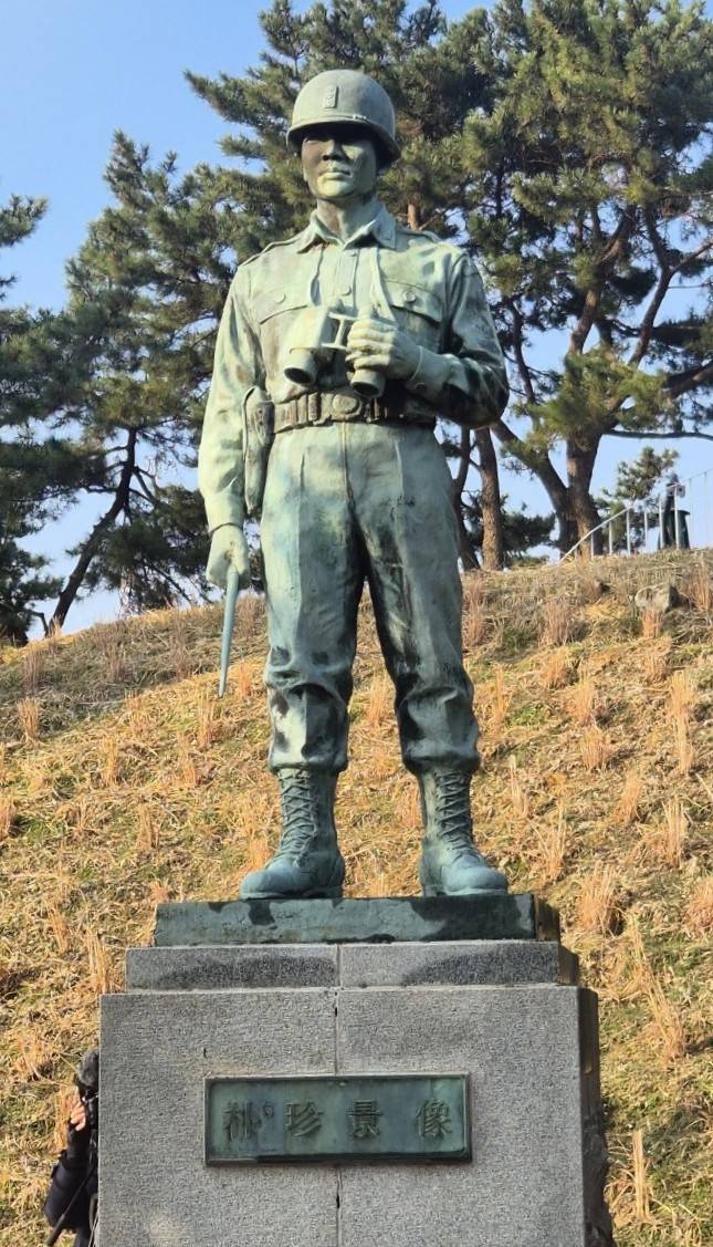 남해군 앵강공원에 세워진 박진경 대령 동상 / 사진=정현철