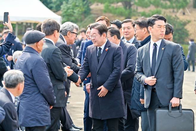 이재명 대통령이 더불어민주당 대표였던 지난해 4월 3일 제주4·3평화공원에서 거행된 제76주년 제주4·3희생자추념식에 참석해 인사를 나누고 있다. 고봉수 기자