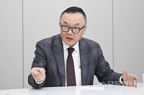 황주호 전 한국수력원자력 사장이  16일 무등일보 커뮤니케이션룸에서 탄소중립 등 에너지쟁책에 대해 설명하고 있다. 양광삼기자 ygs02@mdilbo.com