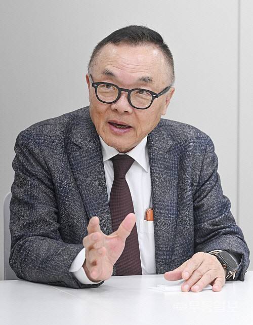 황주호 전 한국수력원자력 사장이 16일 무등일보 커뮤니케이션룸에서 탄소중립 등 에너지쟁책에 대해 설명하고 있다. 양광삼기자 ygs02@mdilbo.com