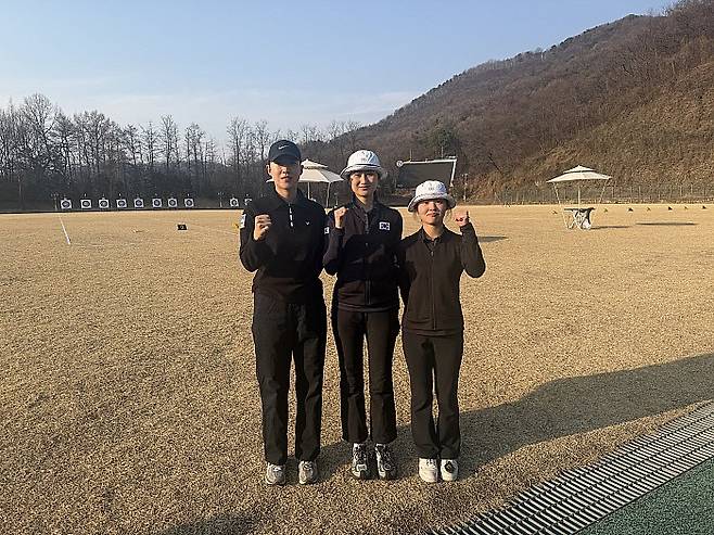 태극마크를 획득한 광주은행 안산(왼쪽부터), 오예진과 순천대 김서하가 선전을 다짐하고 있다. 광주양궁협회 제공