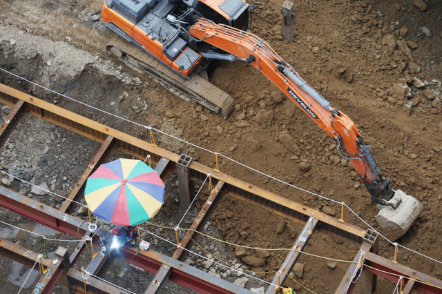 폭염이 이어진 지난해 8월 5일 대구 한 건설 현장 근로자가 햇볕을 막아주는 파라솔 아래에서 작업을 하고 있다.[사진=연합뉴스]