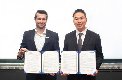 정지영 현대백화점 사장오른쪽과 질 로드릭 라 그랑드 에피세리 대표가 미식 트렌드 교류 및 발전을 위한 업무협약MOU을 체결한 후 기념사진을 찍고 있다 사진현대백화점