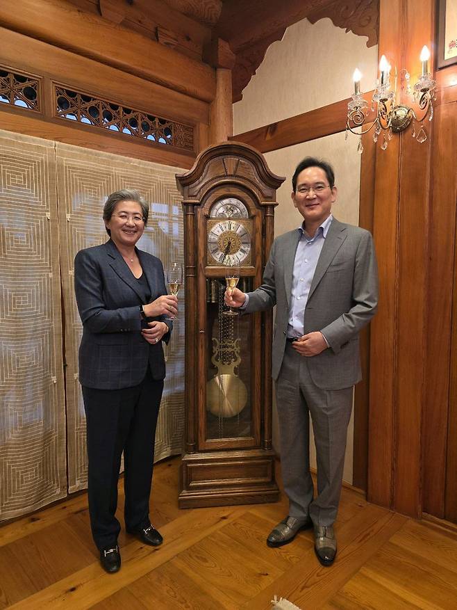 이재용 회장이 18일 서울 이태원동 승지원에서 리사 수 AMD 최고경영자(CEO)와 만찬에 앞서 술잔을 들고 기념 촬영하고 있다.(사진=삼성전자)