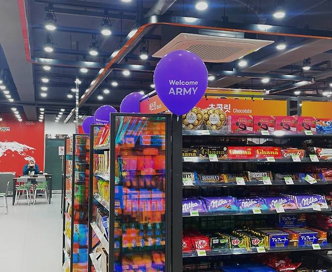 ▲명동역 9번 출구 인근 세븐일레븐 '뉴웨이브 명동점' 매장 매대에 BTS 팬덤 아미 방문을 환영하는 보라색 풍선이 매달려 있다. 사진=조하니 기자