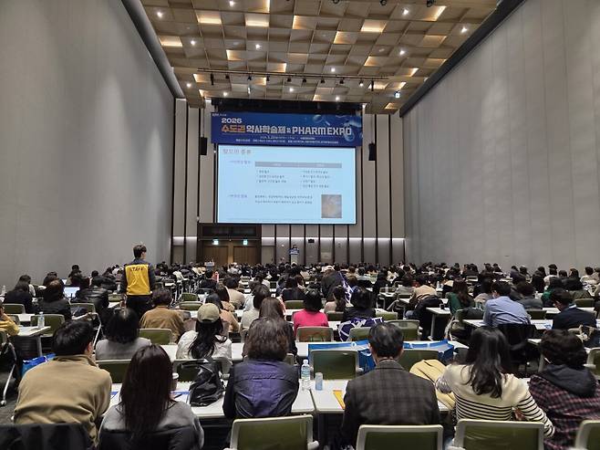 22일 수원컨벤션센터에서 열린 2026 수도권 약사학술제 및 제48회 팜엑스포에서 김혜진 약사는 '탈모의 종류와 기전 그리고 치료약물의 모든 것'을 주제로 강연을 진행했다.