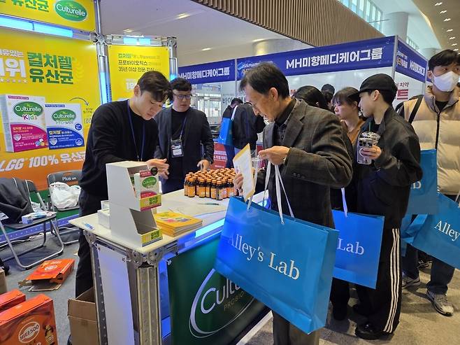 22일 수원컨벤션센터에서 열린 이번 행사(약사공론 주관)에는 성남·수원·용인시약사회가 함께 참여한 가운데 제약사와 건강기능식품, 헬스케어·솔루션 기업들이 대거 참가해 현장을 뜨겁게 달궜다.