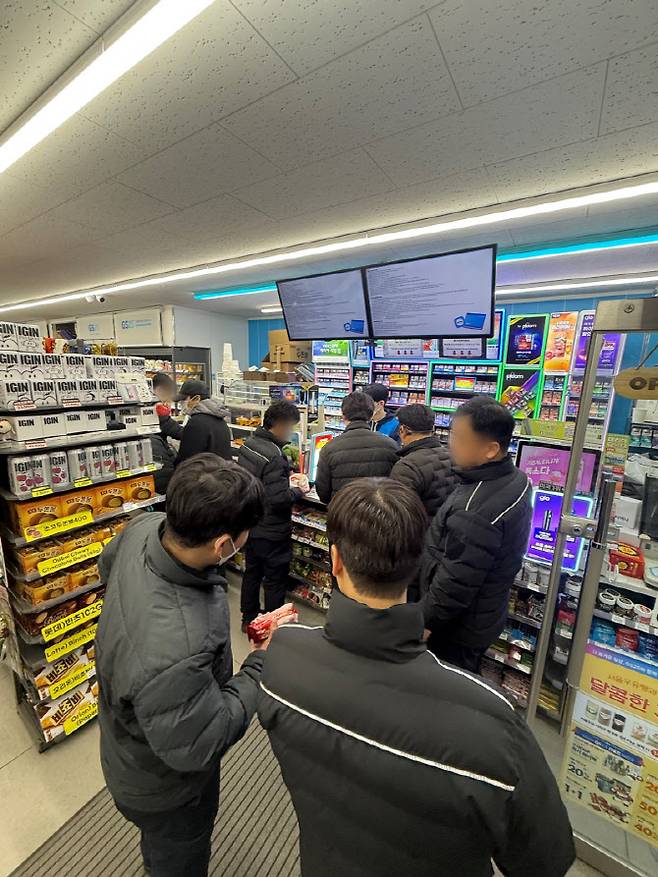 21일 광화문광장 BTS 공연을 맞아 인근 GS25 매장에 고객이 붐비고 있다. (사진=GS리테일)