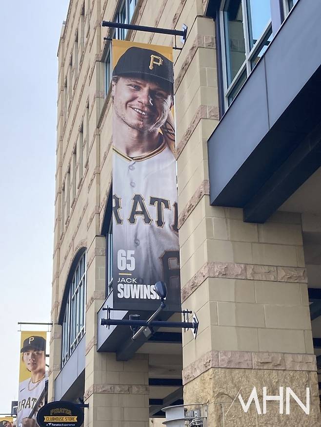 (피츠버그 시절 스윈스키 사진이 피츠버그 홈구장 'PNC 파크' 외벽에 걸려있다. 뒤로 배지환의 모습도 보인다)