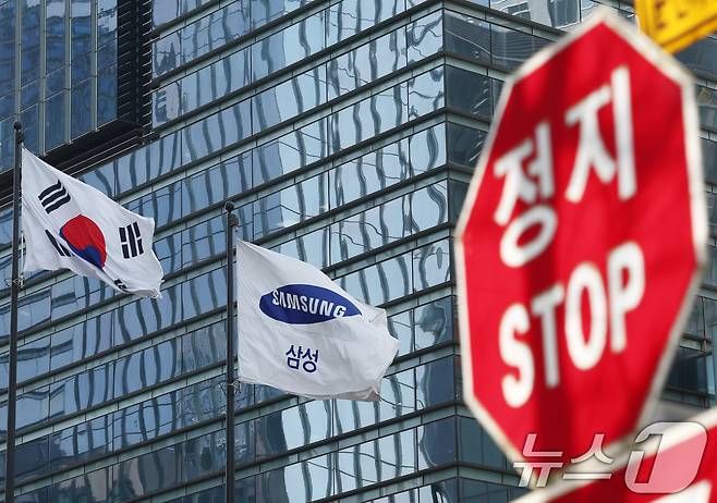 삼성전자 노조가 5월 총파업에 돌입한다. 18일 삼성전자 노조 2개 단체(초기업노동조합 삼성전자지부노조·전국삼성전자노조)에 따르면 이날 전체 조합원을 대상으로 파업 찬반투표를 실시한 결과, 93.1%가 쟁의행위에 찬성했다고 밝혔다. 투표에는 재적 조합원 약 9만 명 중 73.5%인 6만6019명이 참여했다. 사진은 이날 오후 서울 서초구 삼성전자 사옥 모습. 2026.3.18 ⓒ 뉴스1 김민지 기자