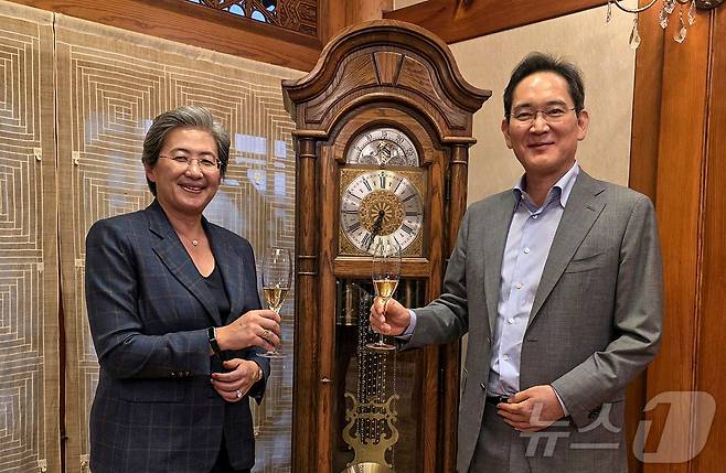 이재용 삼성전자 회장과 리사 수 AMD 최고경영자(CEO)가 18일 서울 이태원 승지원에서 술잔을 들고 기념촬영하고 있다. (삼성전자 제공. 재판매 및 DB 금지) 2026.3.18 ⓒ 뉴스1