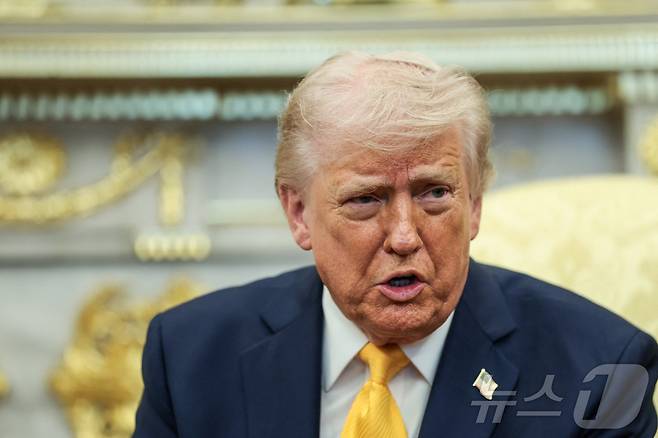 도널드 트럼프 미국 대통령이 19일(현지시간) 미국 워싱턴 백악관 오벌오피스에서 다카이치 사나에 일본 총리와 정상회담을 하고 있다. ⓒ 로이터=뉴스1