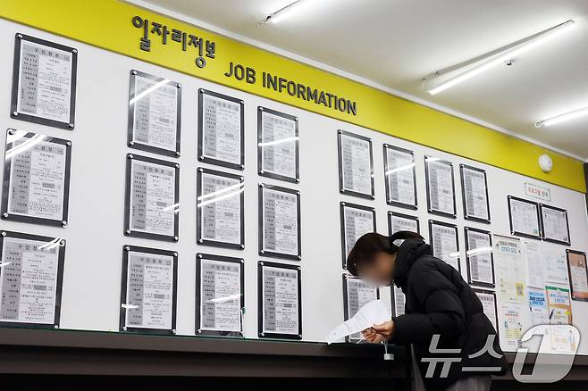 지난 18일 서울 마포구 서울서부고용복지플러스센터에서 구직자가 채용게시판을 살펴보고 있다. ⓒ 뉴스1 황기선 기자