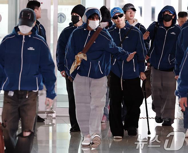 그룹 방탄소년단(BTS)이 22일 오전 인천국제공항을 통해 미국 뉴욕으로 출국하고 있다. 2026.3.22 ⓒ 뉴스1 구윤성 기자