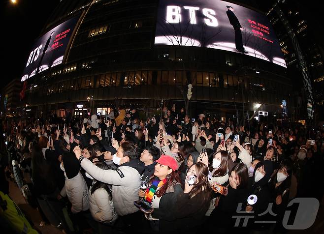 아미(BTS 팬덤)와 시민들이 21일 서울 광화문광장 일대에서 방탄소년단(BTS) 컴백 기념 공연인 'BTS 컴백 라이브: 아리랑' 공연을 관람하고 있다. 2026.3.21 ⓒ 뉴스1 김진환 기자