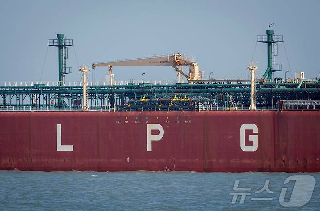 이란 전쟁 국면에서 인도의 액화석유가스(LPG) 운반선 시발릭호가 지난 16일(현지시간) 호르무즈 해협을 거쳐 인도 구자라트주 문드라항에 도착하고 있다. 2026.03.16. ⓒ 로이터=뉴스1