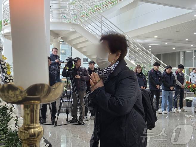 22일 오전 대전시청 1층에 마련된 대전 공장 화재 사망자 합동분향소에서 유족이 손을 모아 기도하고 있다. 2026.3.22 ⓒ 뉴스1 김종서 기자