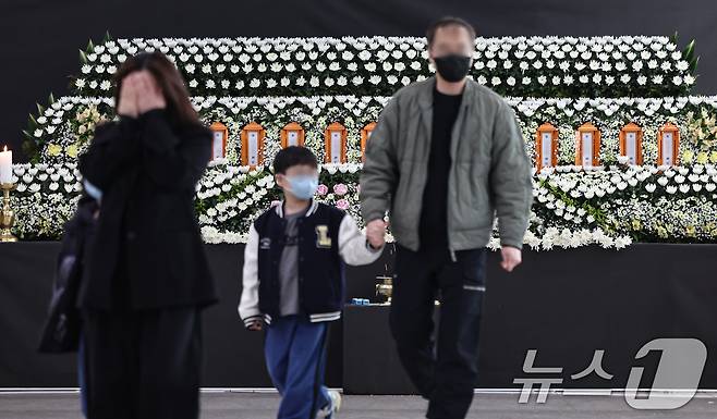 22일 대전시청에 마련된 대전 안전공업 화재 희생자 합동분향소에서 시민들이 조문을 하고 있다. 2026.3.22 ⓒ 뉴스1 김도우 기자