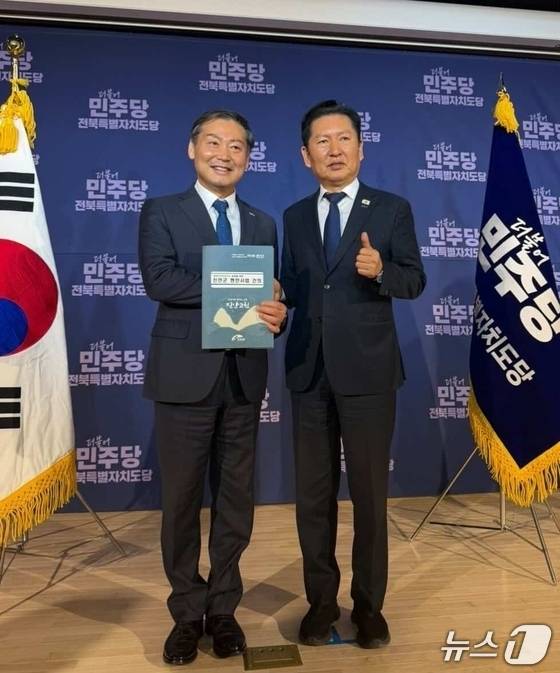 전춘성 전북 진안군수(왼쪽)이 더불어민주당 현장 최고위원회가 열린 순창군을 찾아 정청래 대표에게 양수발전소 유치 지원을 요청했다.(진안군제공. 재판매 및 DB금지)2026.3.22/뉴스1