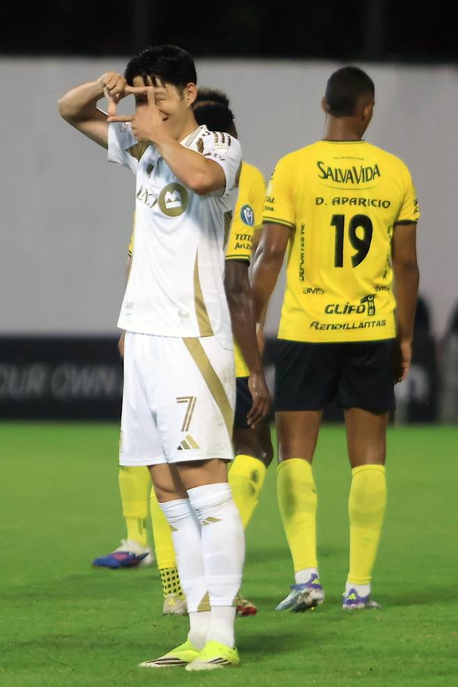 LAFC 손흥민이 지난달 18일 레알 에스파냐(온두라스)와 북중미카리브해축구연맹 챔피언스컵에서 시즌 첫 골을 넣은 뒤 찰칵 뒤풀이하고 있다. 사진 | EPA연합뉴스