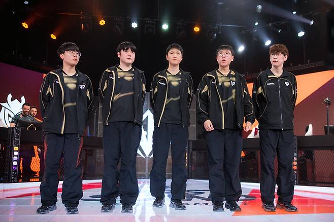 젠지가 21일(한국 시간) 브라질 상파울루 라이엇 게임즈 아레나에서 열린 퍼스트 스탠드 4강 G2전 패배 후 인사를 하고 있다. 사진 | 라이엇 게임즈