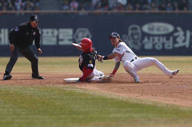 두산 박찬호가 21일 서울 잠실구장에서 열린 2026 KBO리그 시범경기 KIA전에서 수비를 하고 있다. 사진 | 두산 베어스