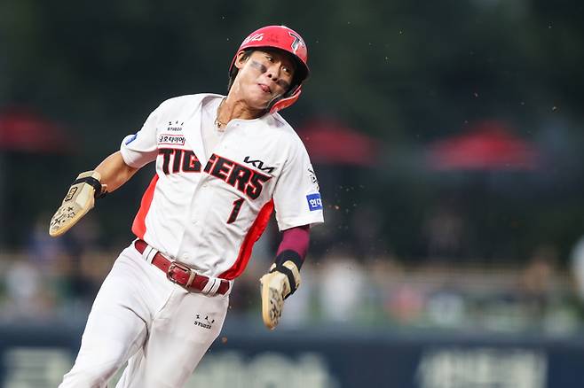 KIA 시절 박찬호가 광주-기아 챔피언스 필드에서 열린 2025 KBO리그 SSG와 경기에서 베이스 러닝을 하고 있다. 사진 | KIA 타이거즈