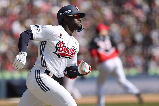 두산 카메론이 21일 서울 잠실구장에서 열린 2026 KBO리그 시범경기 KIA전에서 안타를 친 후 출루하고 있다. 사진 | 두산 베어스