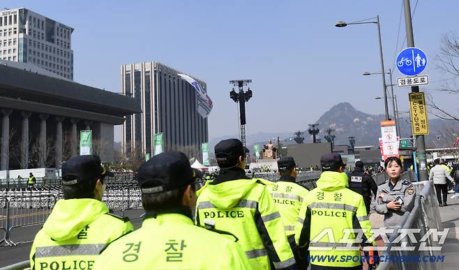 그룹 방탄소년단(BTS)이 21일 서울 광화문 광장에서 정규 5집 '아리랑'(ARIRANG) 발매를 기념 'BTS 컴백 라이브: ARIRANG'(BTS THE COMEBACK LIVE｜ARIRANG)를 진행했다. 공연 전 경찰 통제에 따라 질서정연하게 시민들이 통행하고 있다 . 광화문=박재만 기자 pjm@sportschosun.com/2026.03.21/