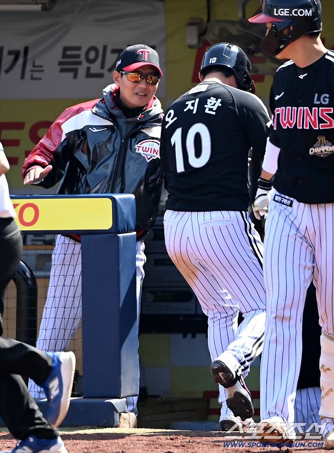 22일 대구삼성라이온즈파크에서 열린 LG와 삼성의 시범경기. 3회초 무사 2루 LG 염경엽 감독이 구본혁의 1타점 적시타에 홈을 밟은 오지환을 맞이하고 있다. 대구=허상욱 기자wook@sportschosun.com/2026.03.22/