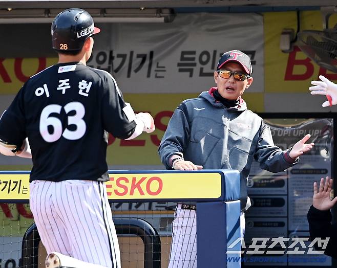 22일 대구삼성라이온즈파크에서 열린 LG와 삼성의 시범경기. 5회초 LG 이주헌이 좌월 솔로홈런을 치고 염경엽 감독의 환영을 받고 있다. 대구=허상욱 기자wook@sportschosun.com/2026.03.22/