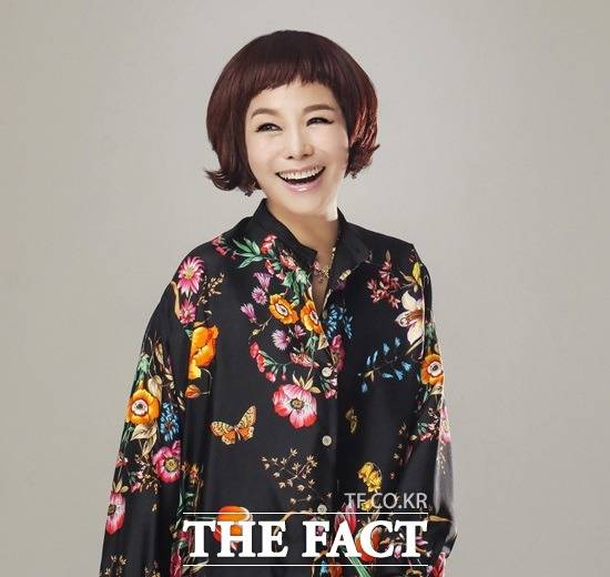 신제품 라면 광고 모델로 색다른 근황. 최근 식품기업 하림의 신제품 '훌라면' 광고에 참여한 현숙은 자신의 히트곡 춤추는 탬버린을 활용한 퍼포먼스로 눈길을 끌고 있다. /더팩트 DB