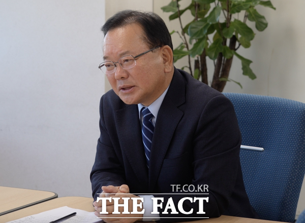 김부겸 전 국무총리의 6·3 지방선거 대구시장 출마 결정이 초읽기에 들어갔다. 조승래 민주당 사무총장은 22일 오전 국회 간담회에서 김 전 총리의 대구시장 출마 관련 질문에 "(김 전 총리 측에서) 여러 논의의 과정, 숙고의 과정을 거치는 것으로 알고 있다"고 전했다. /더팩트 DB