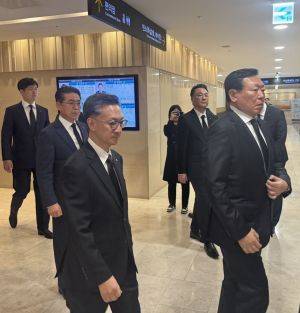 신동빈 롯데그룹 회장(앞줄 오른쪽)이 신영자 롯데재단 의장의 빈소가 마련된 서울 신촌세브란스병원 장례식장에 들어서고 있다. 뒷줄 맨 왼쪽은 신유열 롯데지주 미래성장실장 겸 롯데바이오로직스 각자대표. 김흥순 기자