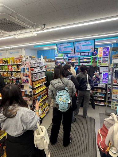 방탄소년단(BTS) 컴백 공연이 열린 21일 서울 광화문 광장 인근의 편의점 GS25 매장에서 외국인 방문객들이 계산으로 위해 기다리고 있다. GS리테일 제공