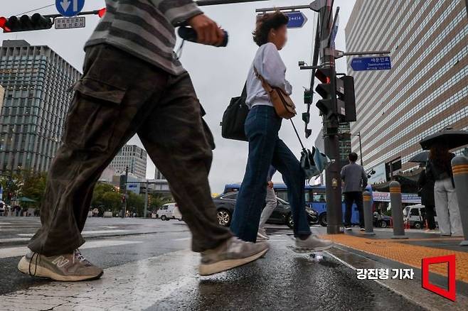 지난해 10월 서울 종로구 세종로 네거리에서 추석 연휴를 마친 직장인들이 출근길에 오르고 있다. 강진형 기자