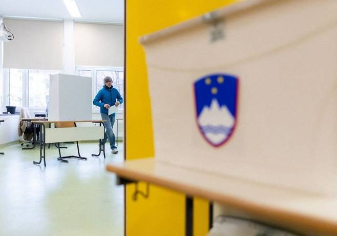 총선 투표하는 슬로베니아 시민들. 연합뉴스