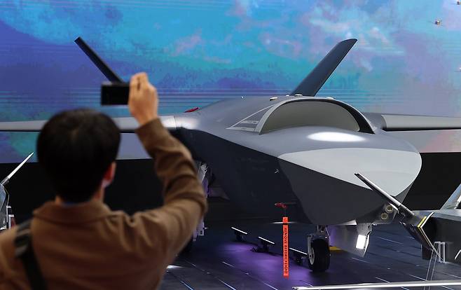 작년 10월 경기 고양시 킨텍스에서 열린 서울국제항공우주 및 방위산업 전시회 'ADEX 2025'에서 대한항공 부스를 찾은 관람객들이 저피탐 다목적 무인 편대기 LOWUS를 살펴보고 있다./뉴스1