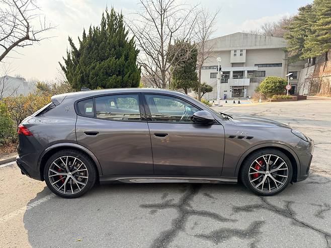 마세라티 중형 SUV, 그레칼레 트로페오 측면./이윤정 기자