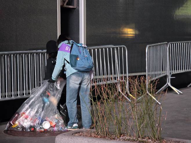 21일 서울 광화문광장에서 그룹 방탄소년단(BTS)의 컴백 공연을 마친 뒤 자원봉사에 나선 아미(ARMY·BTS 팬덤)들이 쓰레기를 줍고 있다. /권오은 기자