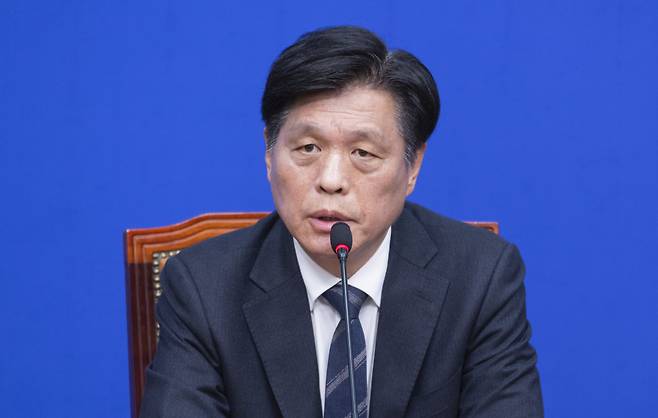 더불어민주당 조승래 사무총장이 22일 국회에서 열린 기자간담회에서 2026년 지방선거 후보 공천과 관련해 설명하고 있다. 연합뉴스