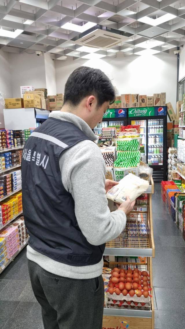 서울시 식품안전단속반이 식품 점검을 하고 있다.ⓒ서울시