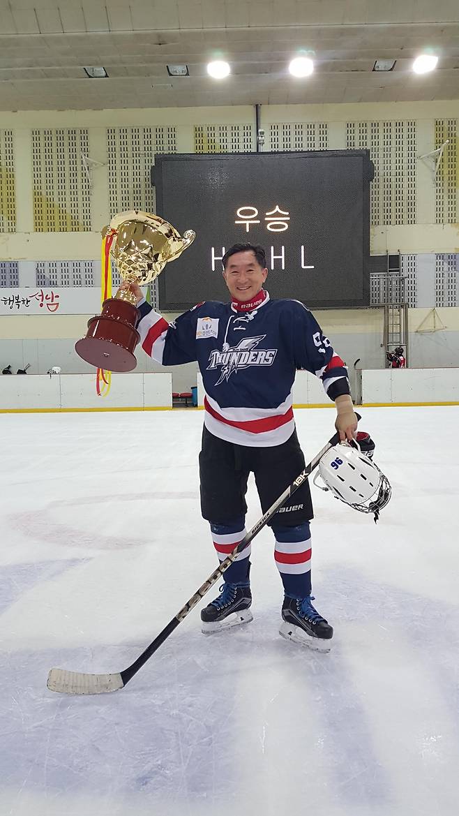 김휘율 교수가 아이스하키 대회에서 우승한 뒤 우승컵을 들어 올리고 있다. 김휘율 교수 제공