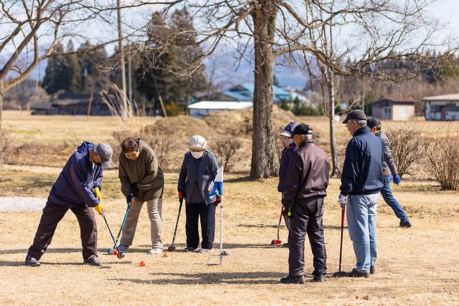파크골프는 전신 회전력을 사용하는 운동으로, 준비되지 않은 상태에서 무리하게 스윙할 경우 척추와 팔꿈치 등에 심각한 부상을 초래할 수 있다. 사진=게티이미지뱅크.