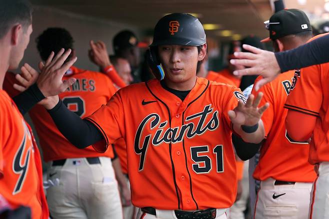 미국프로야구 메이저리그(MLB) 샌프란시스코의 이정후가 지난달 23일 오클랜드와의 시범경기에서 득점에 성공한 뒤 더그아웃에서 동료들과 세리머니를 하고 있다. 스코츠데일=AP 뉴시스